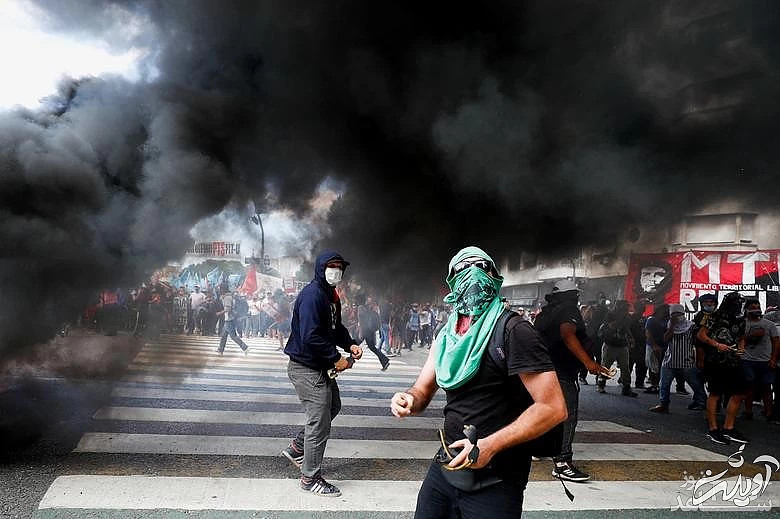 تظاهرات علیه توافقات دولت آرژانتین و صندوق بین المللی پول در مقابل ساختمان کنگره آرژانتین در شهر "بوینوس آیرس"/ رویترز